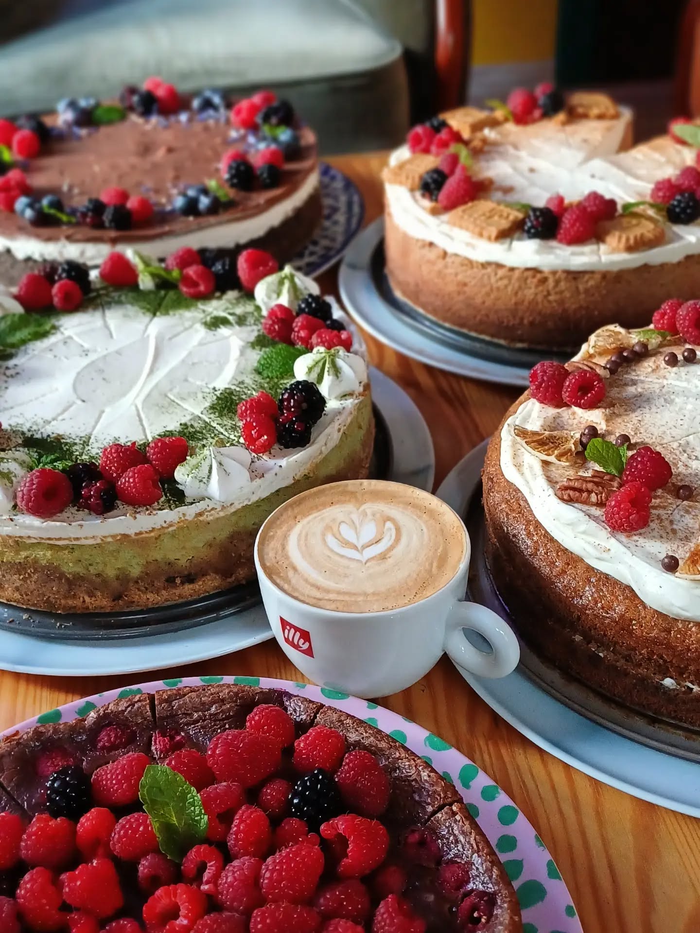 Kawa Illy pośród domowych ciast Coffee Perk