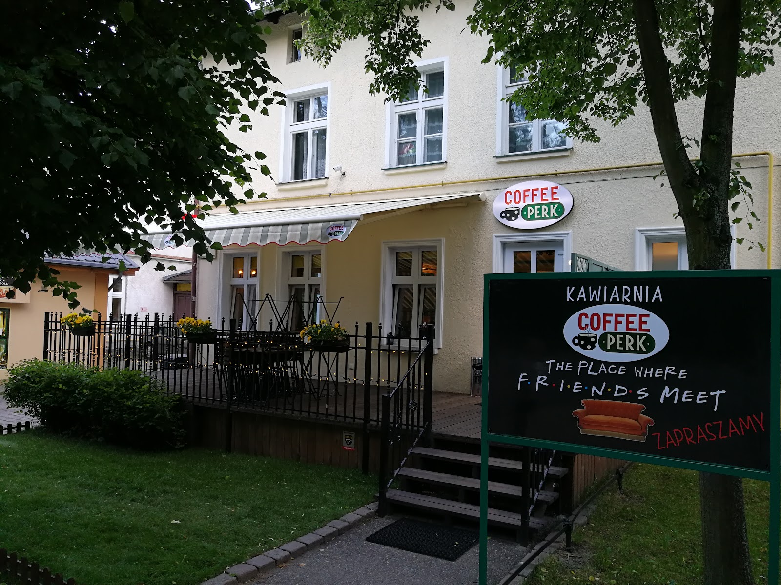 Wejście do Coffee Perk przy Opata Jacka Rybińskiego 11